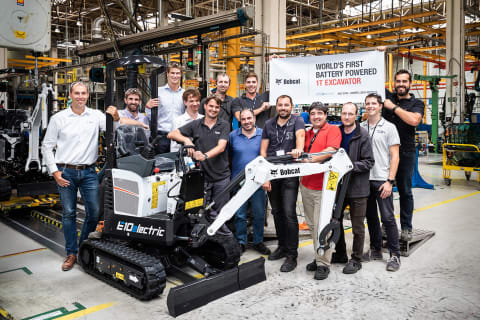 Il primo escavatore elettrico Bobcat esce dalla linea di produzione