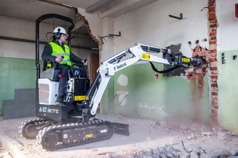 Première mini-pelle électrique au monde dans la catégorie 1 tonne, par Bobcat