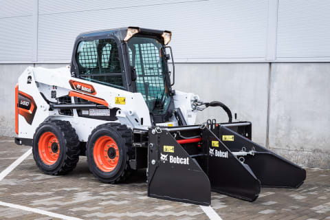 Nouvel accessoire Bobcat : un épandeur d’asphalte et de terre