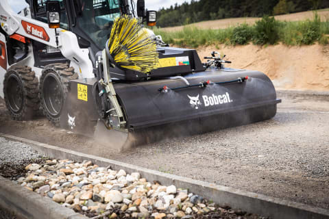 Bobcat lance de nouvelles balayeuses à godet collecteur