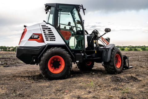 Bobcat L85 Compact Wheel Loader Turns To the Left On Dirt Jobsite.