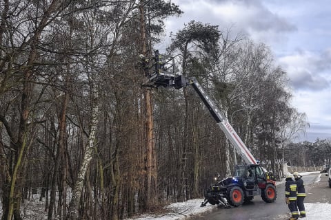 Телескопический погрузчик Bobcat помогает польским пожарным в тяжелой работе 