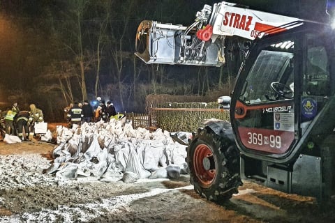 Sollevatore telescopico Bobcat aiuta i vigili del fuoco polacchi in lavori difficili 