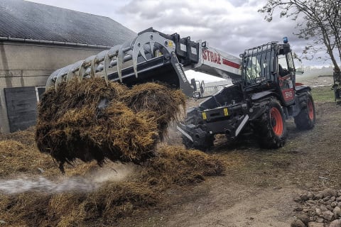 Телескопический погрузчик Bobcat помогает польским пожарным в тяжелой работе 