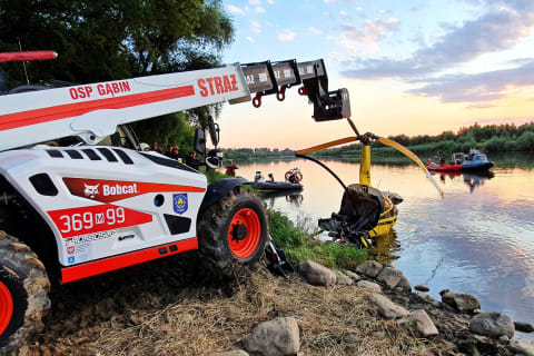 El manipulador telescópico Bobcat ayuda a los bomberos de Polonia en trabajos complicados 