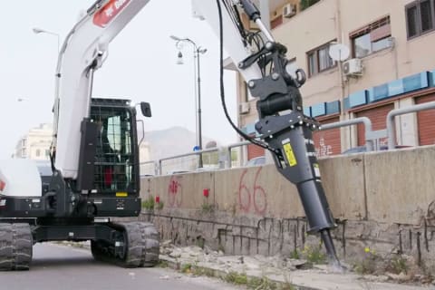 L'escavatore E88 serie R2 Bobcat in azione in un cantiere edile