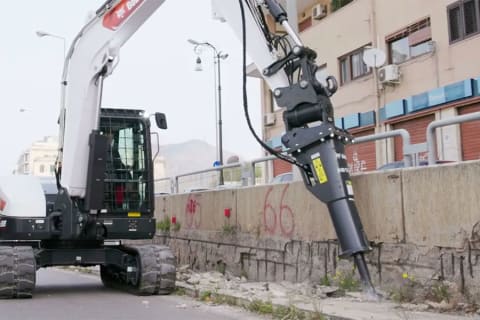 La excavadora Bobcat E88 de la serie R2 en acción en una obra