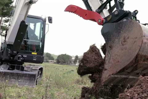 Bobcat-Bagger E88 der R2-Serie in Aktion auf einer landwirtschaftlichen Baustelle