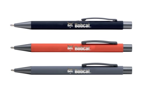 Tres bolígrafos (negro, naranja y gris) con el logotipo de Bobcat impreso.