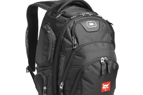 Una mochila negra con el logotipo de la cabeza de Bobcat en el bolsillo central inferior.