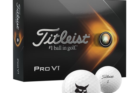 Una caja de pelotas de golf Titleist Pro V1 junto a dos pelotas Titleist. El logo de Bobcat se puede ver en la parte frontal. 
