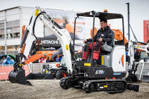 The E19e battery-electric compact excavator offers a compact footprint, quiet operation and zero emissions.