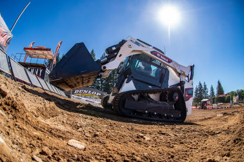 Bobcat-Lader errichten Rennstrecken