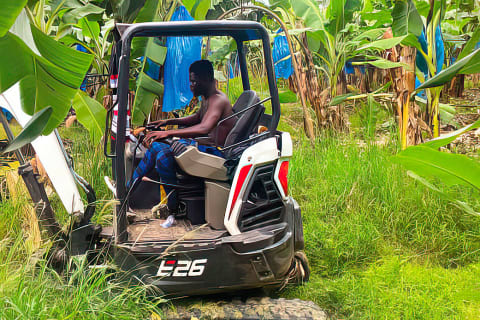 I miniescavatori Bobcat dimostrano la loro versatilità in tutta l'Africa, da progetti infrastrutturali a piantagioni di banane