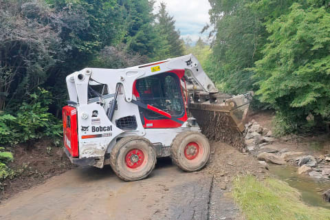 Bobcat-Lader unterstützen Feuerwehrleute in Tschechien