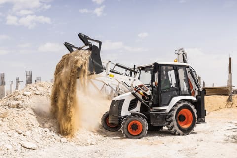 La chargeuse-pelleteuse Bobcat B730 de série M en action