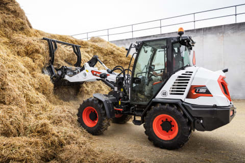 Bobcat mostra per la prima volta ad Agritechnica  la nuova pala compatta gommata L95  e il telescopico super compatto TL25.60