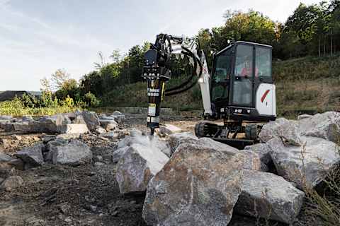 Mini-pelle électrique ou diesel : quelle machine choisir pour votre chantier ?
