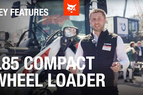 Scopri la pala compatta con ruote definitiva per luoghi di lavoro versatili