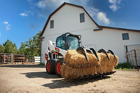 Bobcat Chargeuses compactes dans une ferme