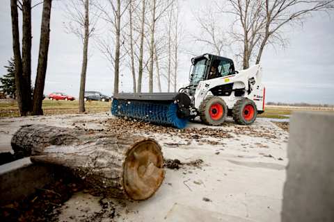 Bobcat Chargeuses compactes avec accessoire balai