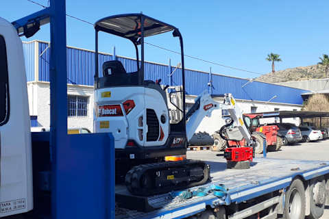 Nuovo Miniescavatore E17z Bobcat su un camion per le consegne presso il concessionario Maquinaria Marcos Marín ad Alicante