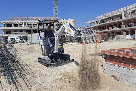 Compacte efficiëntie op de bouwplaats: projectontwikkelaar in Alicante breidt het wagenpark uit met Bobcat E17z
