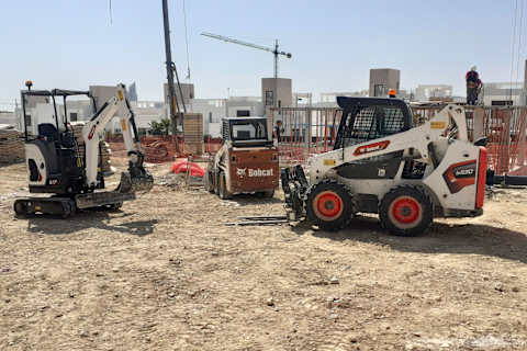 Nuova Azienda in cantiere con la pala caricatrice 553F Bobcat 2006 del Azienda e la pala compatta S530