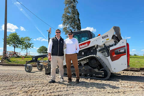 Bobcat T86 Compacte rupslader met lasergestuurde Grader Aanbouwdeel op een grindoppervlak