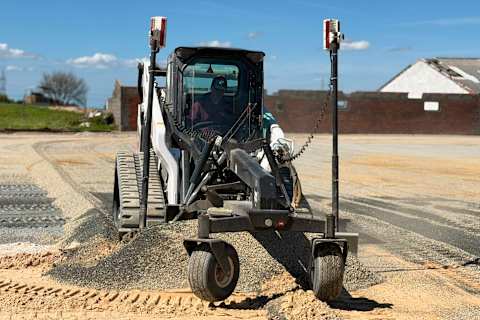 Bobcat T86 Compacte rupslader grind nivelleren met een lasergestuurde Grader op een Bouw-site