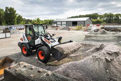 Photo en extérieur de la chargeuse articulée sur pneus Bobcat L100 compacte