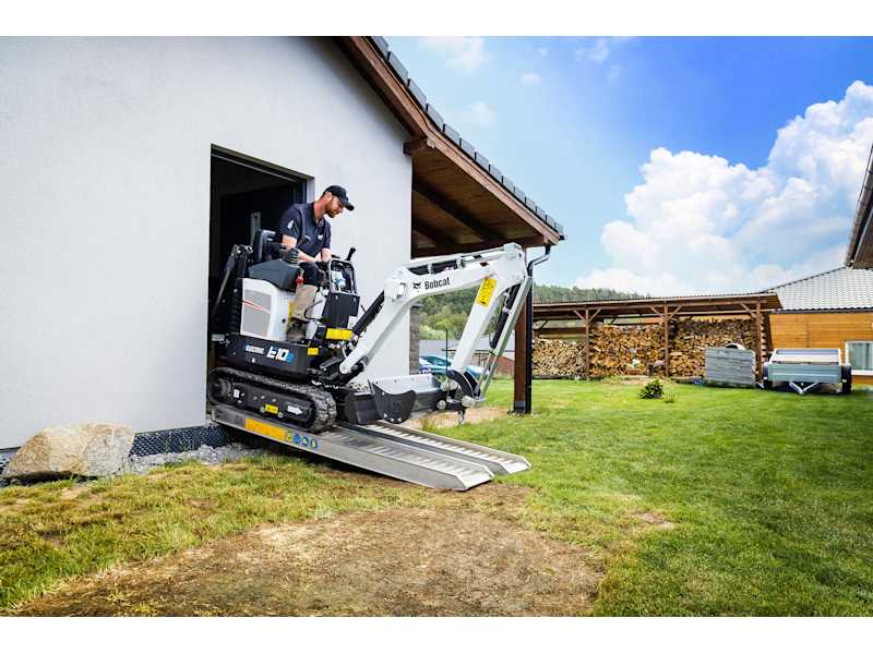 Première mini-pelle électrique au monde dans la catégorie 1 tonne, par  Bobcat