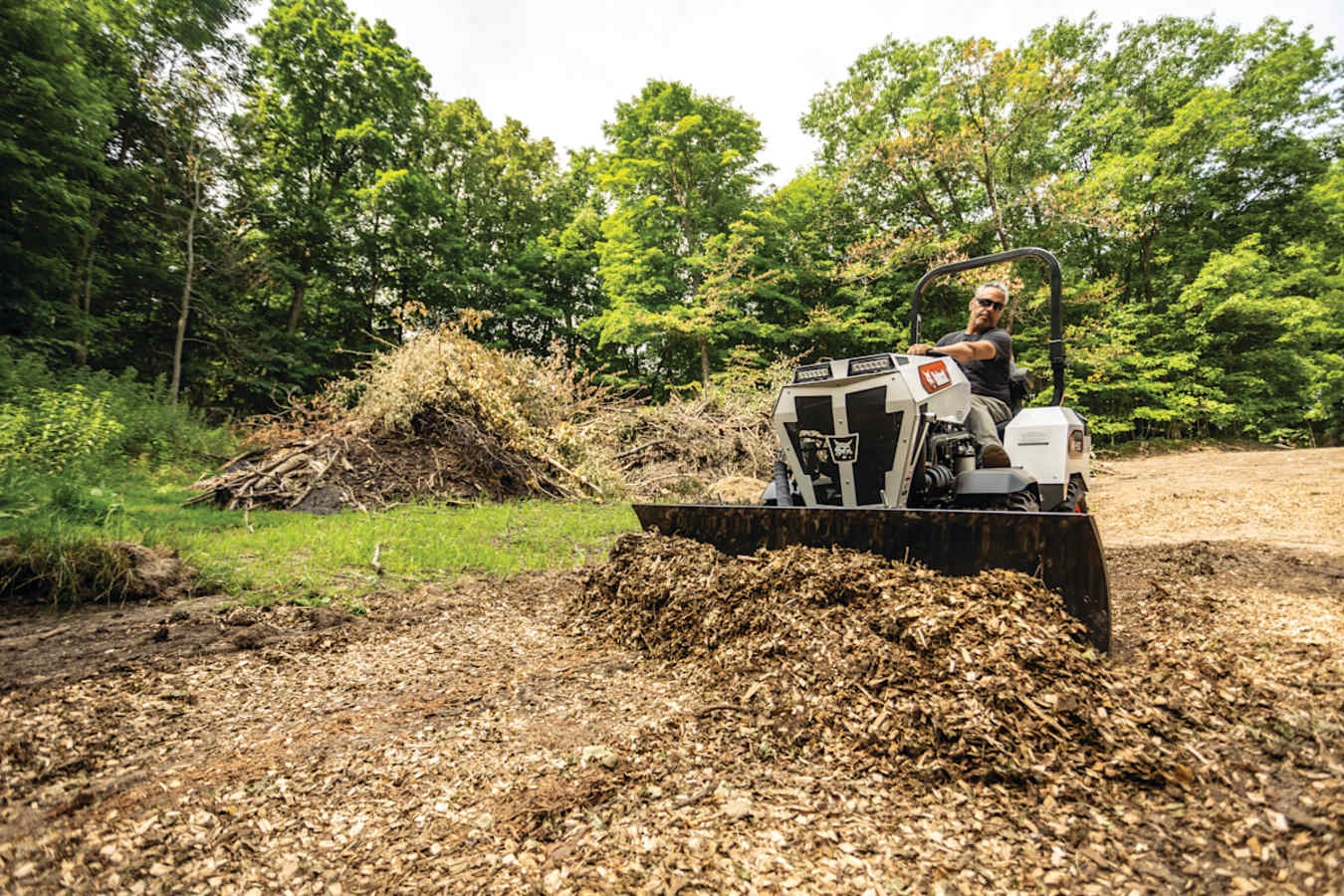 Bobcat AT450 Articulating Tractor (Gas), photo 2 of 3