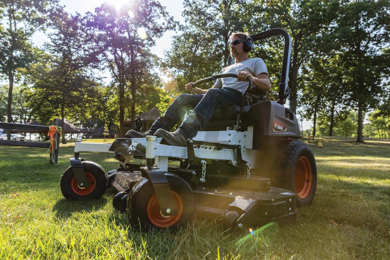 Bobcat ZT5000 Zero-Turn Mower, photo 4 of 9