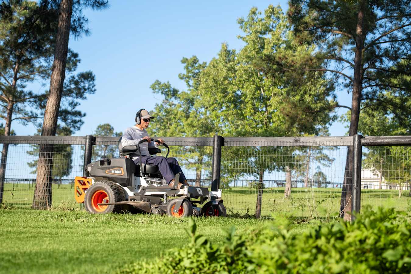 Bobcat ZT3000 Zero-Turn Mower, photo 4 of 9