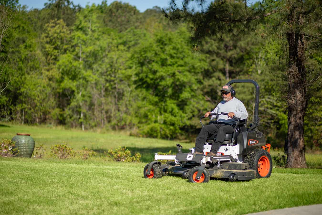 Bobcat ZT3500 Zero-Turn Mower, photo 5 of 8