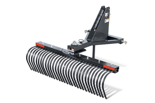 Implemento rastrillo de púas de 3 puntos Bobcat. 