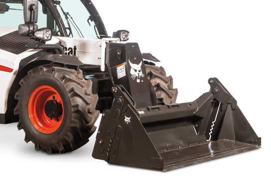 Cuchara combinada Bobcat en un manipulador telescópico.