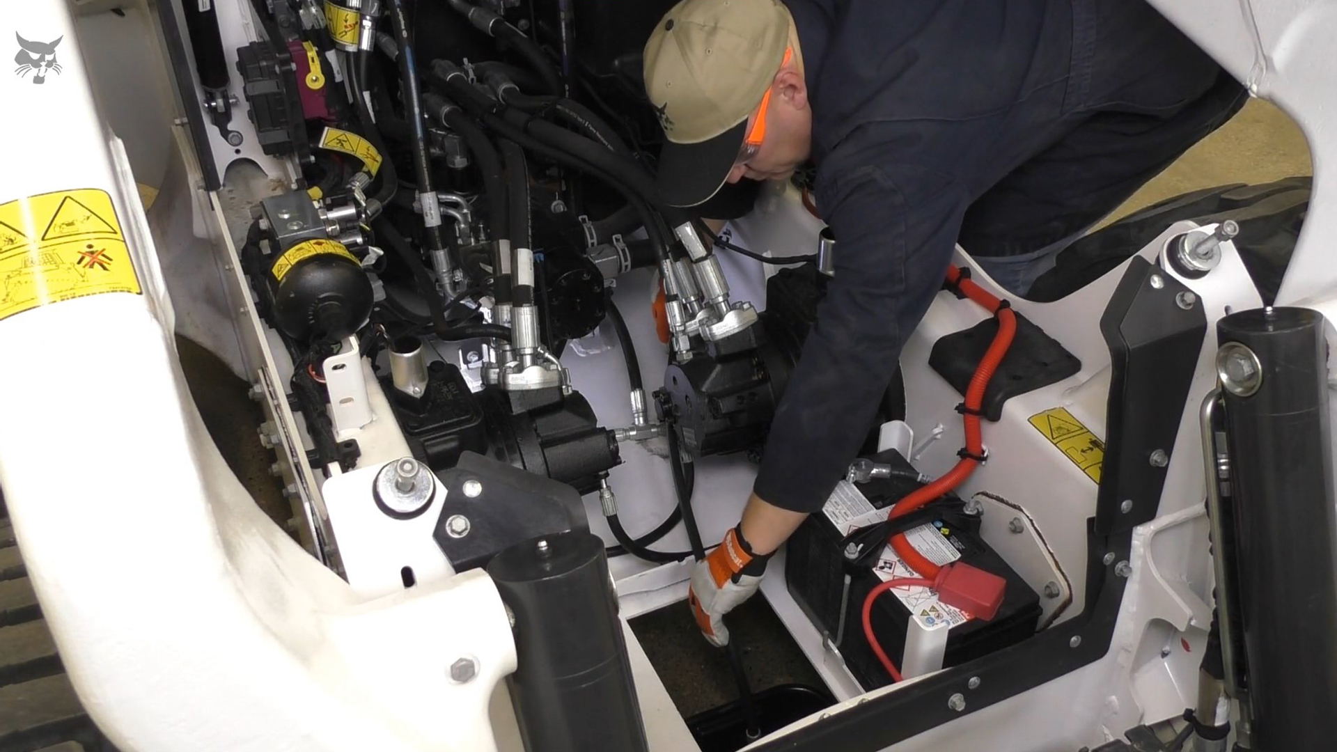 Comment remplacer l'huile hydraulique et les filtres sur les chargeuses