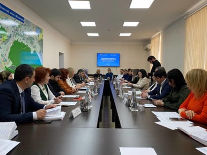 «Единая Россия» в Махачкале провела круглый стол на тему «Трудоустройство подростков и граждан, воспитывающих детей: проблемы и перспективы»