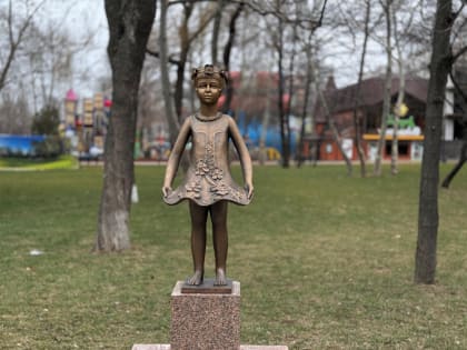 В Махачкале установили новую скульптуру «Девочка с цветами»