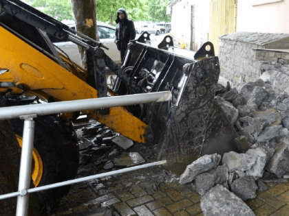 В Махачкале продолжается работа по освобождению тротуаров общего пользования