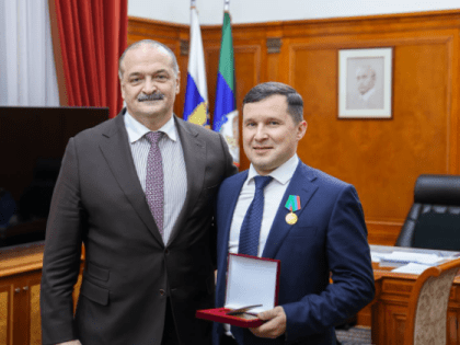 Сергей Меликов вручил Айдару Байрамову медаль «За вклад в социально-экономическое развитие Республики Дагестан»