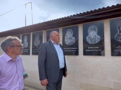 Абдулмуслим Абдулмуслимов возложил цветы к мемориальным доскам сергокалинцам, погибшим на СВО