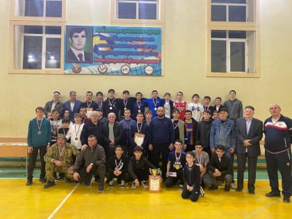 В Казбековском районе состоялись соревнования по волейболу памяти Абубакара Магомедрасулова