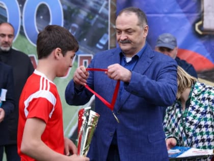 Сергей Меликов наградил победителей Школьной футбольной лиги Дагестана