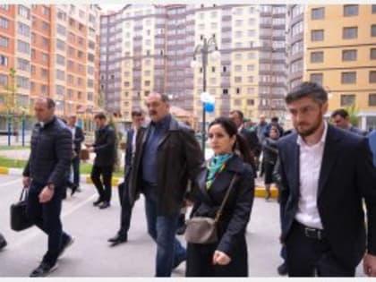 Сергей Меликов вручил ключи от квартир первым жильцам ЖК «Фэмили Блок»