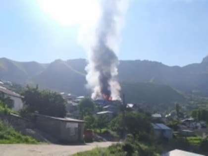 В горах Дагестана горит мечеть
