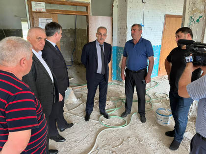 Нариман Абдулмуталибов проинспектировал ход капремонта школ в Сулейман-Стальском районе