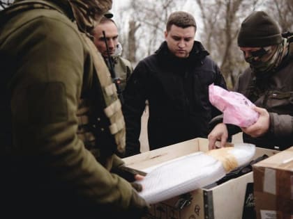 «Единая Россия» установит в ПВР для беженцев с Донбасса новогодние елки и поздравит военнослужащих на передовой